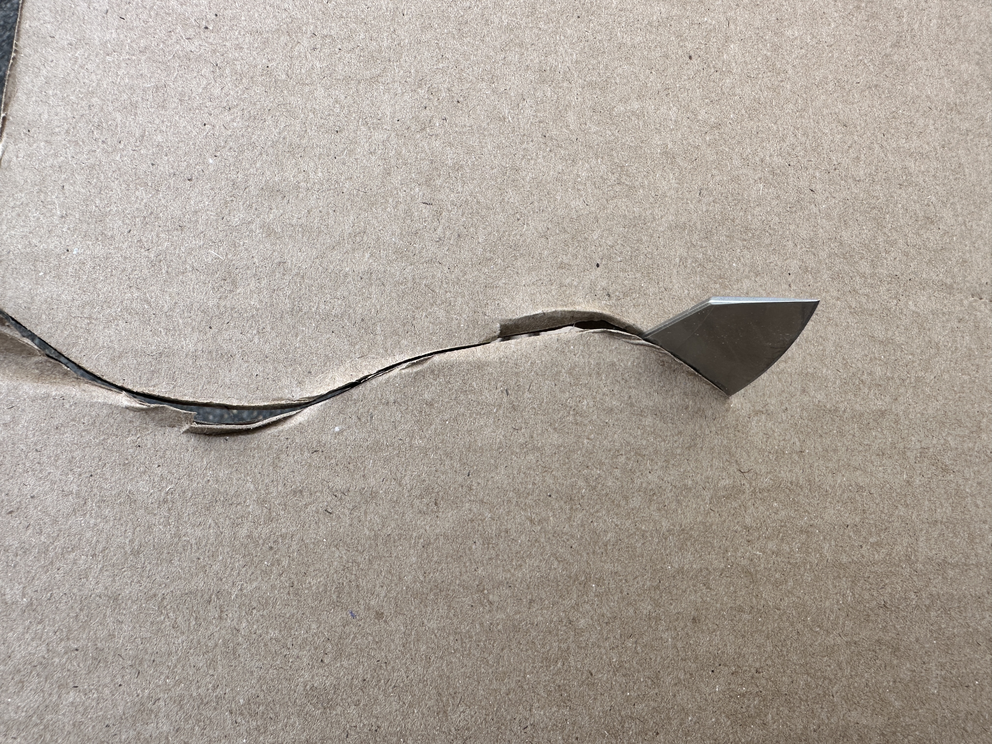 [Titre du site] Test de coupe de l'un des couteaux EDC au meilleur rapport qualité-prix