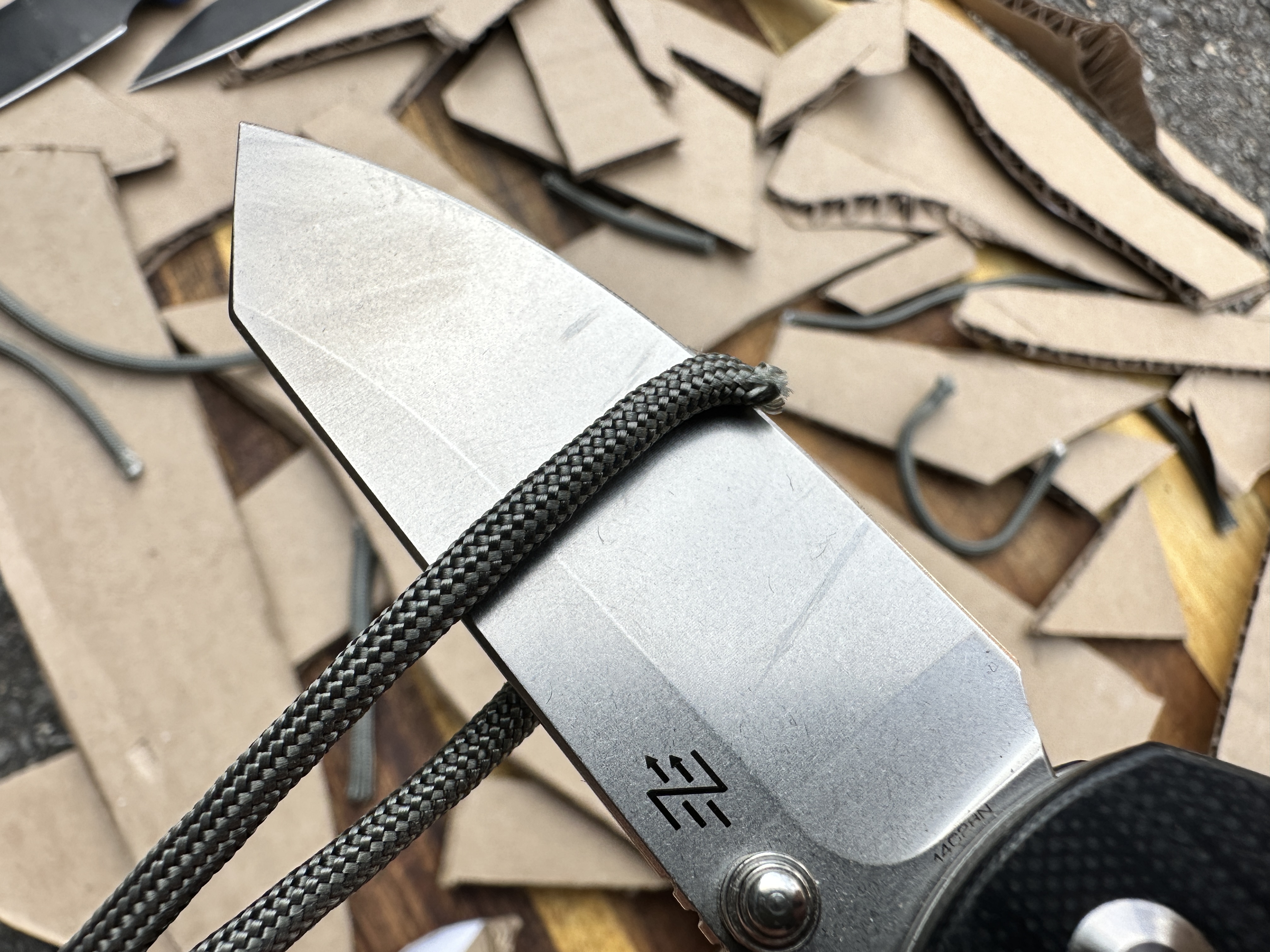 [Titre du site] Test de coupe de l'un des couteaux EDC au meilleur rapport qualité-prix