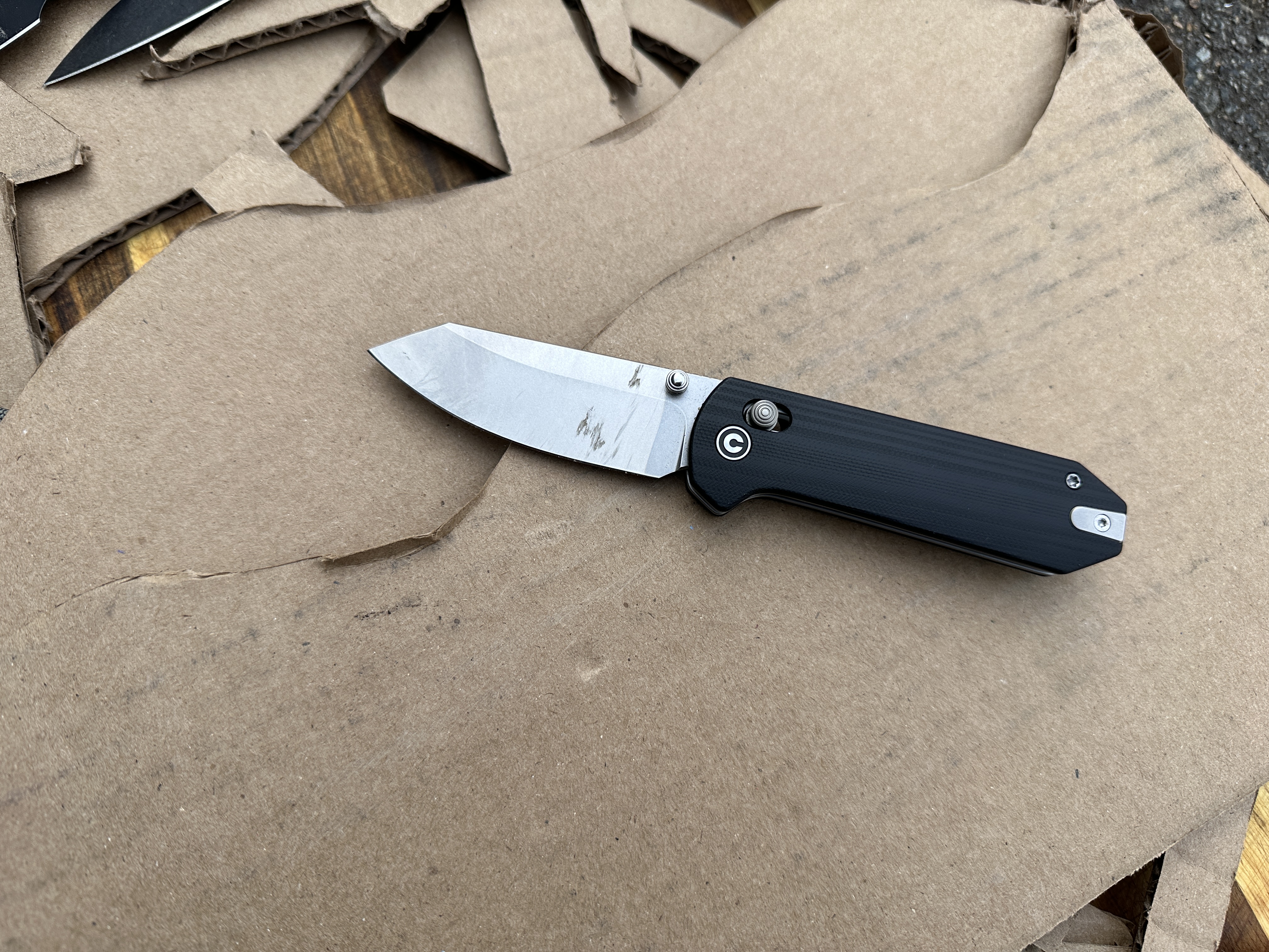 [Titre du site] Test de coupe de l'un des couteaux EDC au meilleur rapport qualité-prix