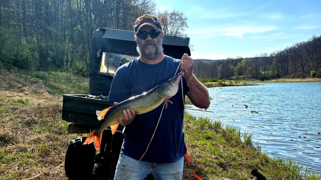 Un pêcheur en kayak bat son propre record de pêche en utilisant un leurre qu'il a conçu