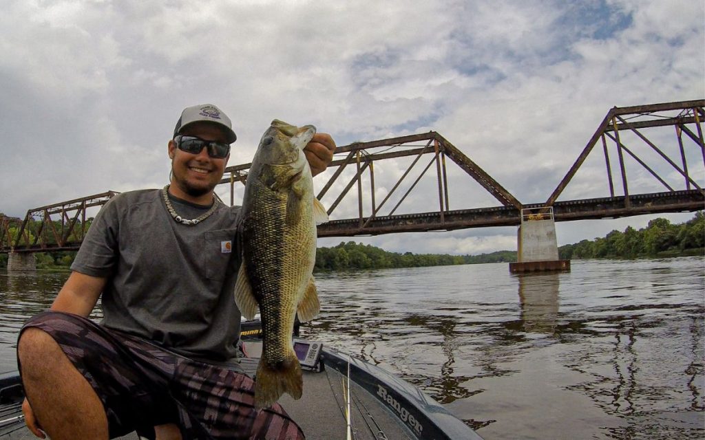 Comment pêcher les ponts pour le bar géant et le panfish