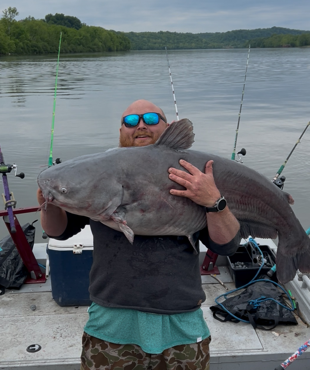 [Titre du site] Un pêcheur de tournoi pèse un poisson-chat record en Virginie occidentale