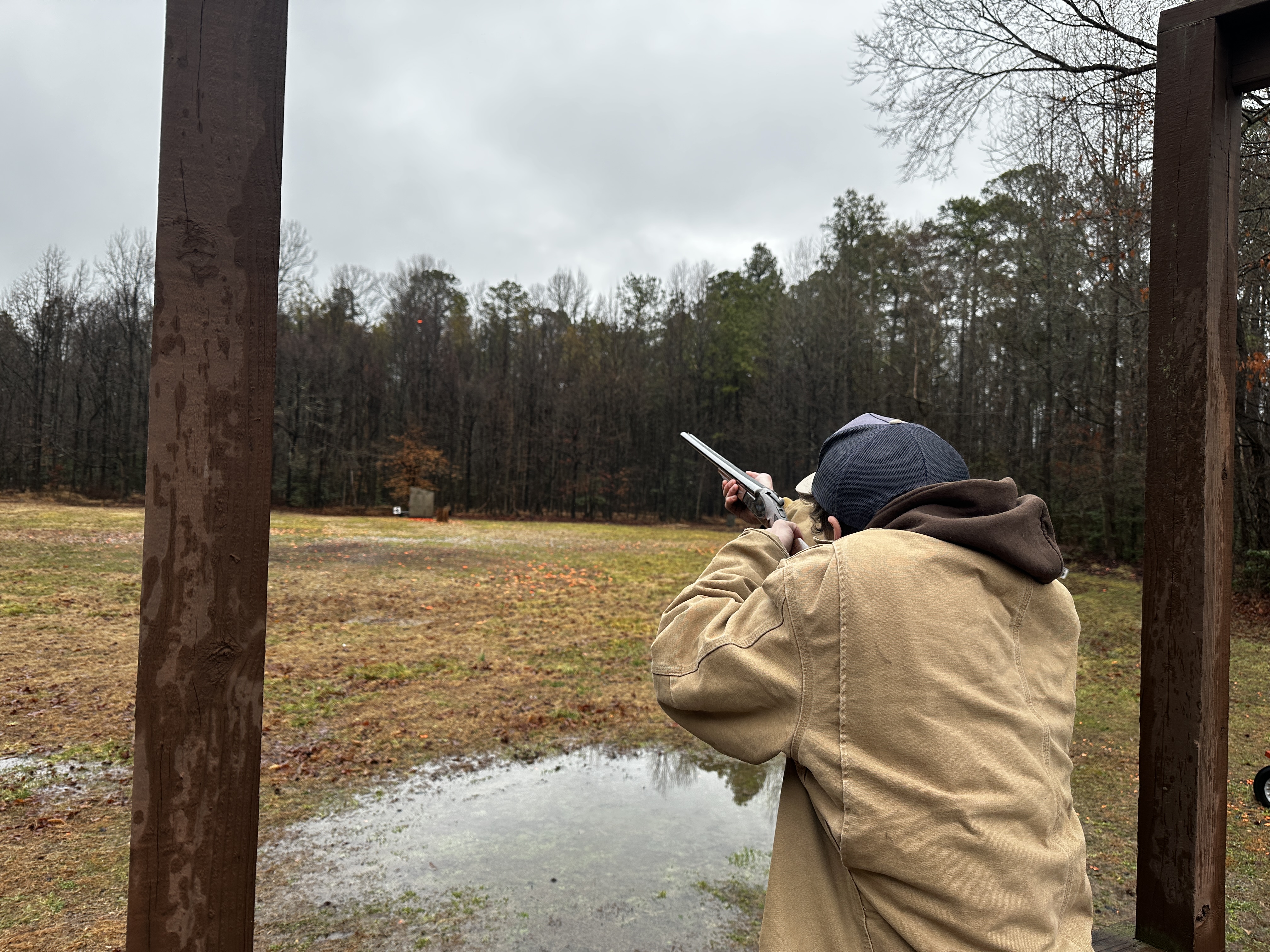Test de fusils de chasse côte à côte tout en tirant sur cinq supports. 