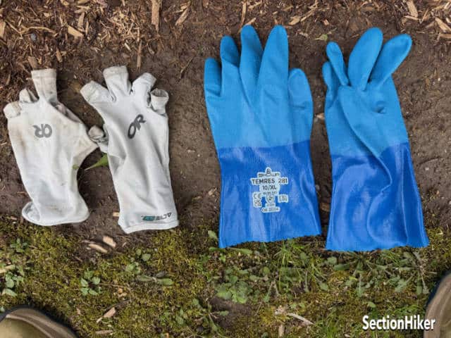 [Titre du site] Randonnée comme un Schtroumpf sous la pluie : gants Showa 281 Temres