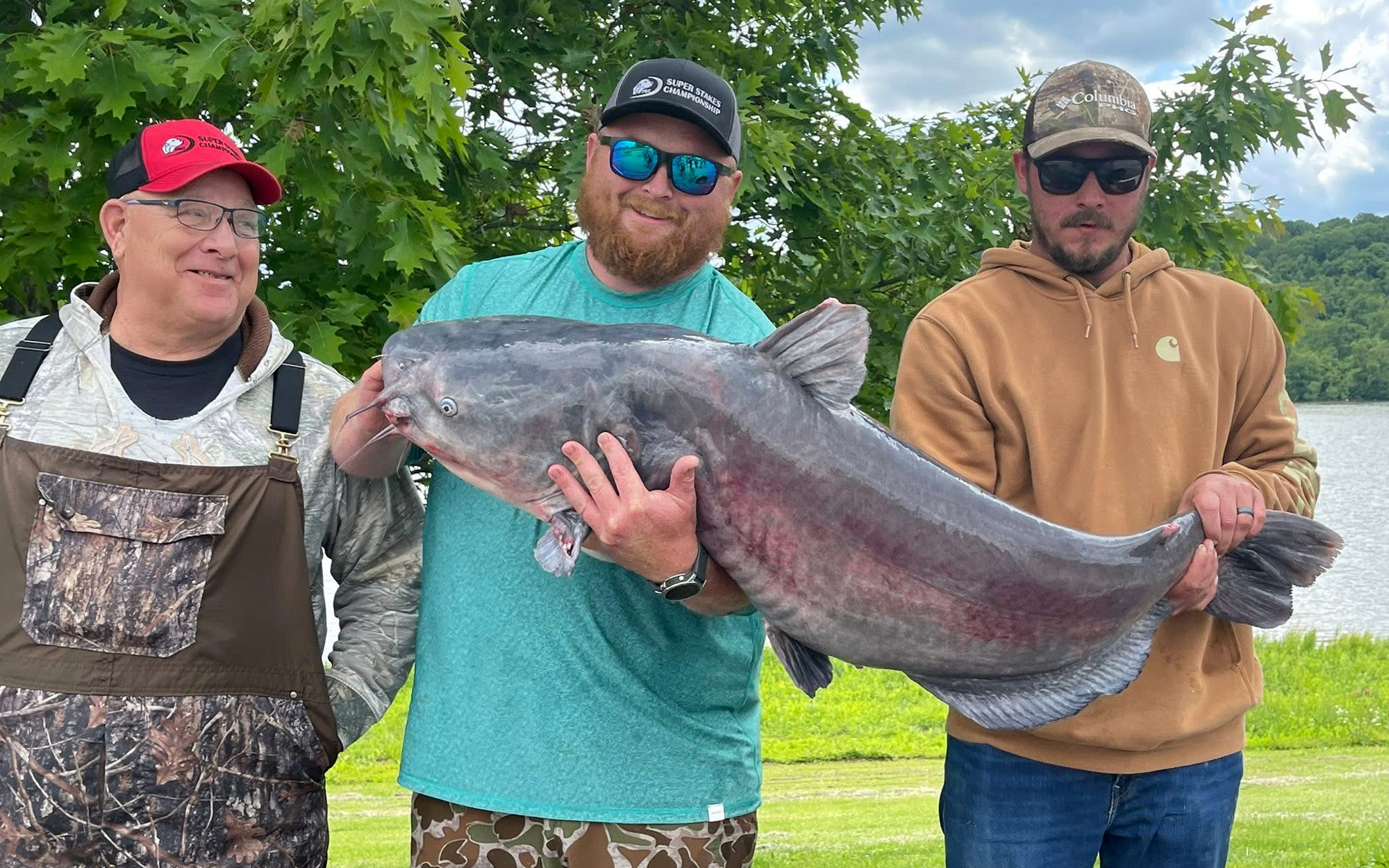 [Titre du site] Un pêcheur de tournoi pèse un poisson-chat record en Virginie occidentale