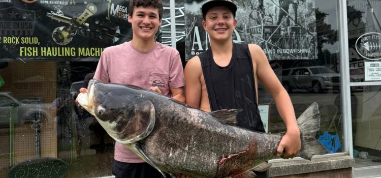 Un adolescent du Kentucky bat un record mondial de carpe à grosse tête avec une flèche cassée Un adolescent du Kentucky bat un record mondial de carpe à grosse tête avec une flèche cassée