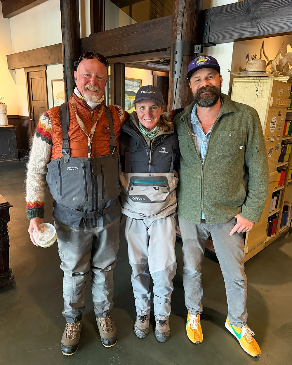 Un trio de pêcheurs à la mouche dans un lodge de l'Idaho