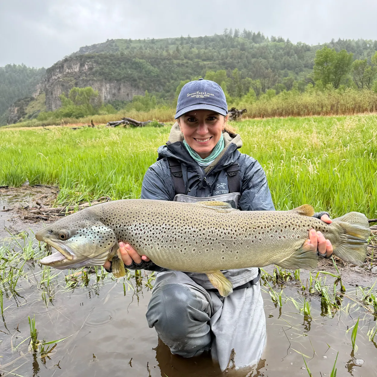 Un pêcheur à la ligne avec une énorme truite brune de l'Idaho.