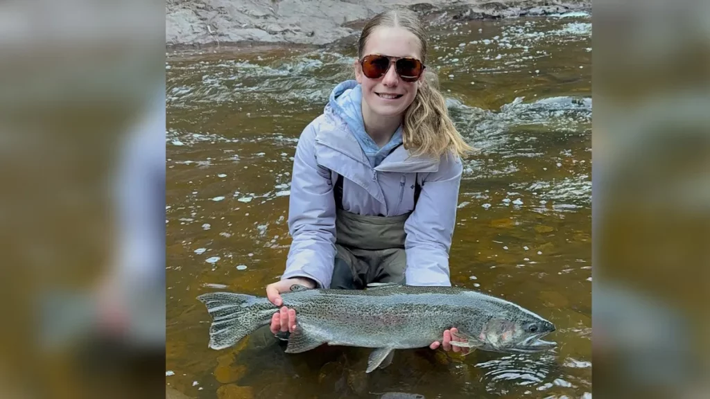 Un pêcheur bat le record de truite arc-en-ciel de sa sœur en pêchant à ses côtés