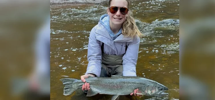 Un pêcheur bat le record de truite arc-en-ciel de sa sœur en pêchant à ses côtés

