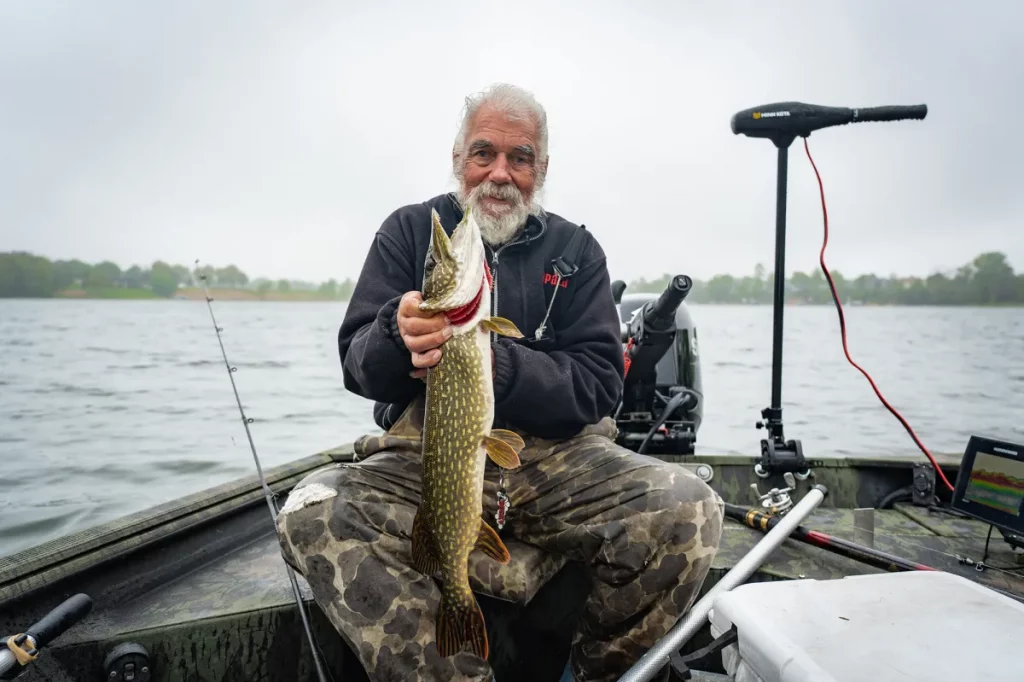 Secrets pour attraper, nettoyer et frire le grand brochet — d'après une légende de la pêche