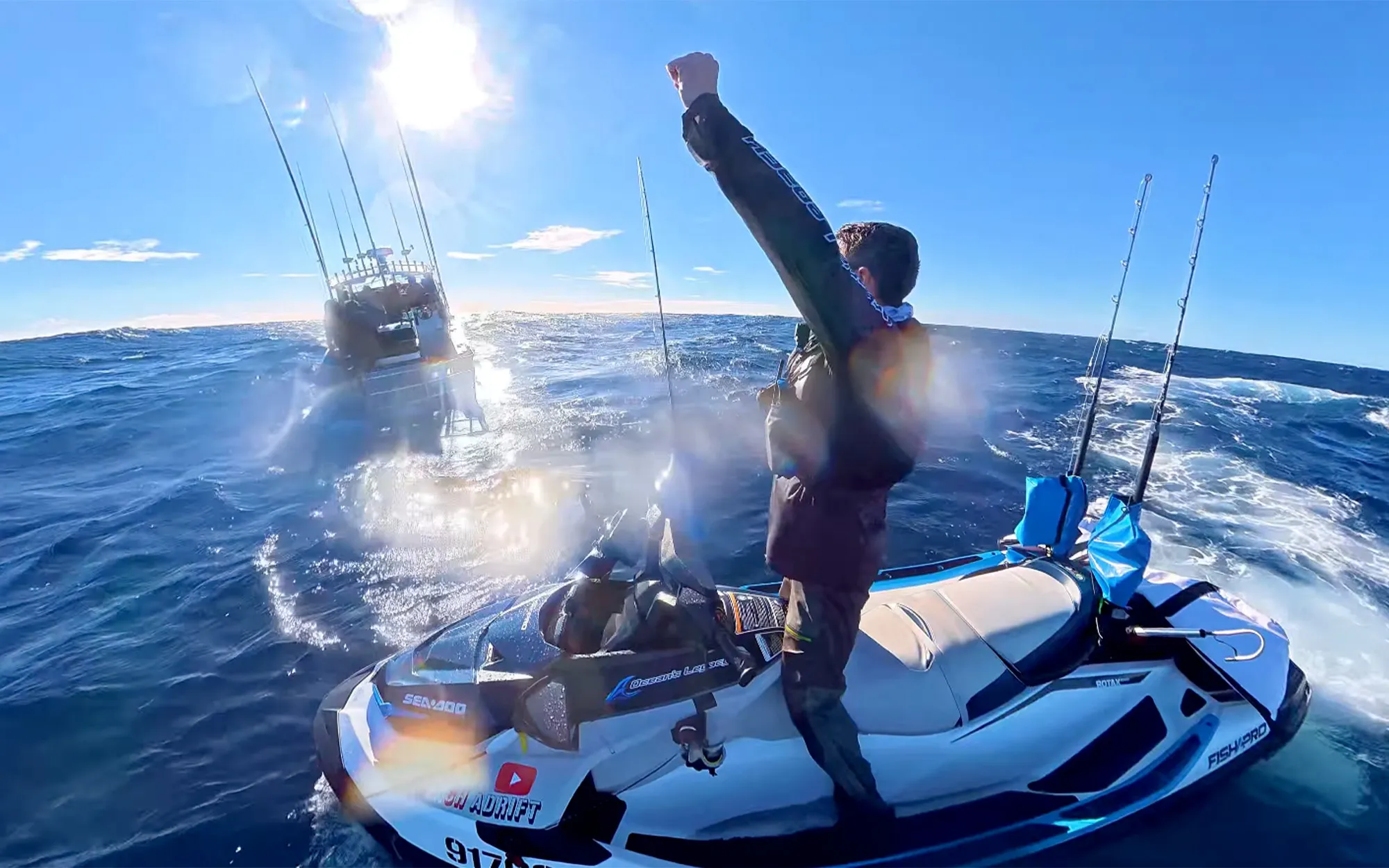 [Titre du site] Un pêcheur en jet ski repousse un requin et atterrit un thon trop gros pour son Sea Doo