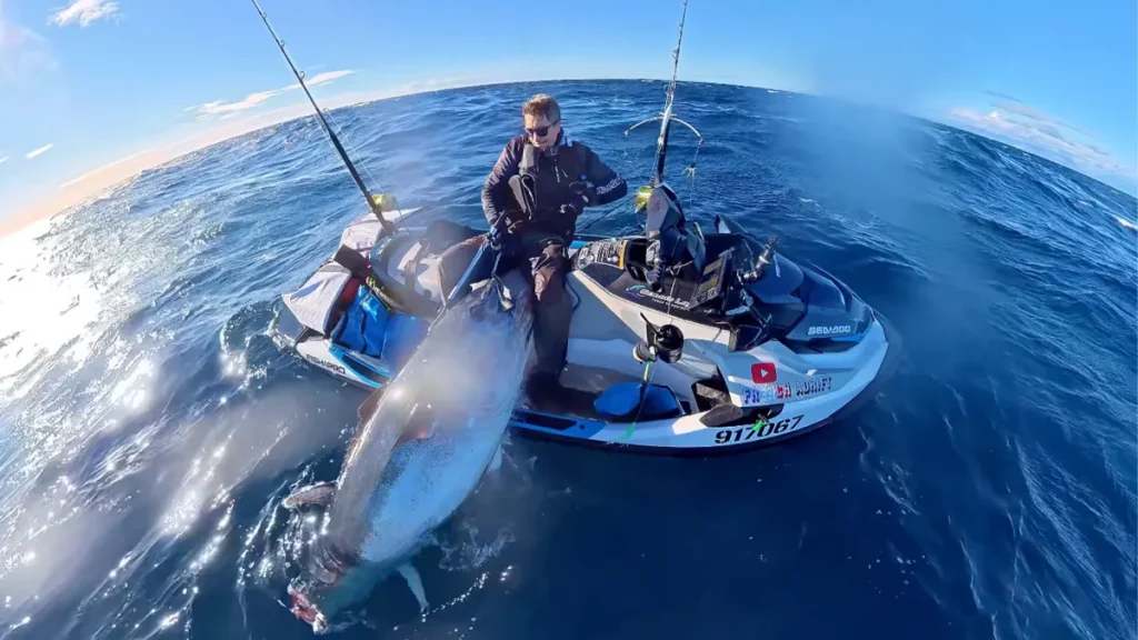 Un pêcheur en jet ski repousse un requin et atterrit un thon trop gros pour son Sea Doo