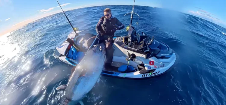 Un pêcheur en jet ski repousse un requin et atterrit un thon trop gros pour son Sea Doo
