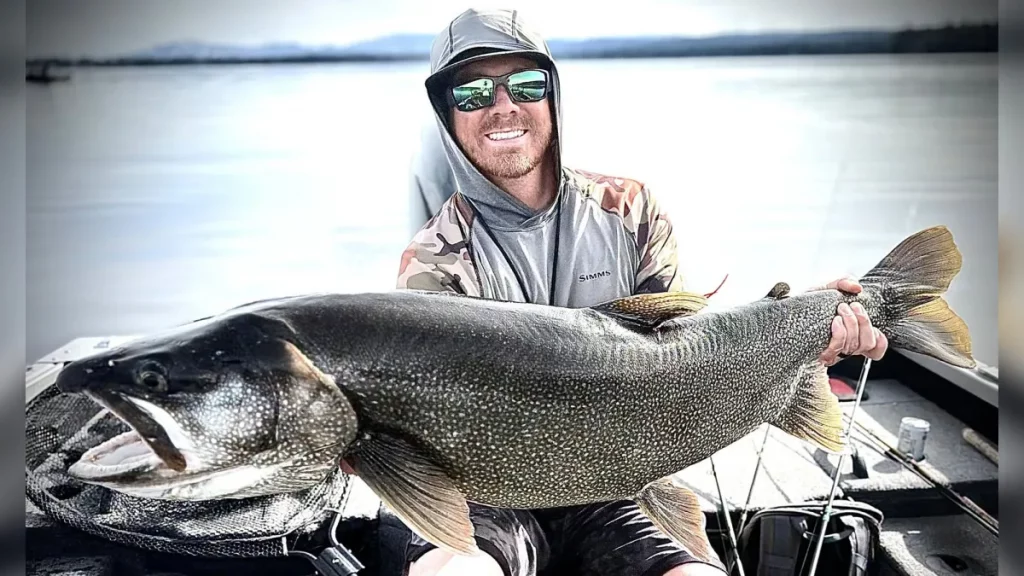 Un pêcheur de l'Idaho récupère sa place dans le livre des records avec un autre touladi monstre capturé dans le même lac