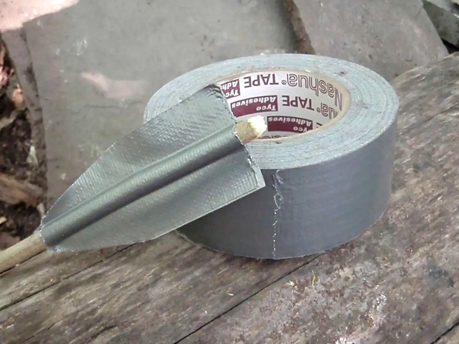 du ruban adhésif en guise d'empennage de flèche