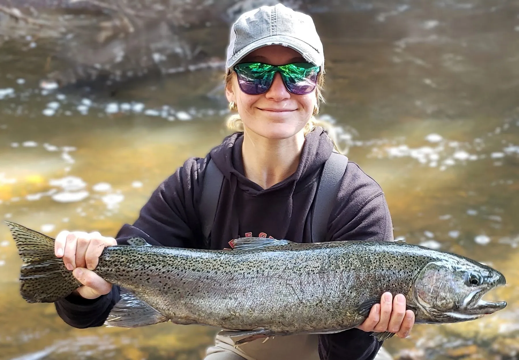 [Titre du site] Un pêcheur bat le record de truite arc-en-ciel de sa sœur en pêchant à ses côtés