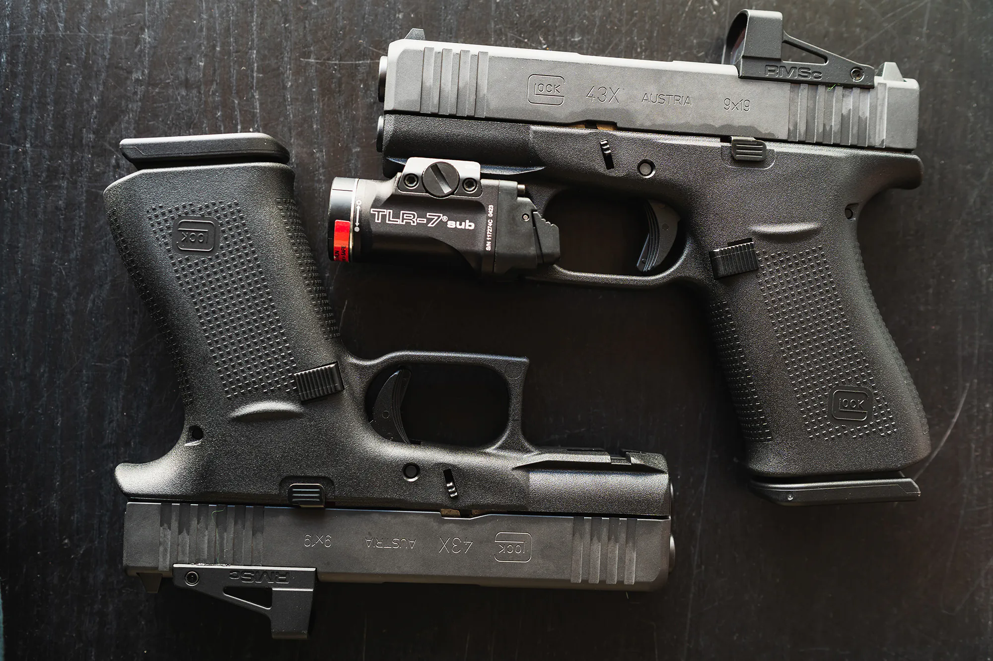 Deux pistolets Glock 43X avec lumières et points rouges.