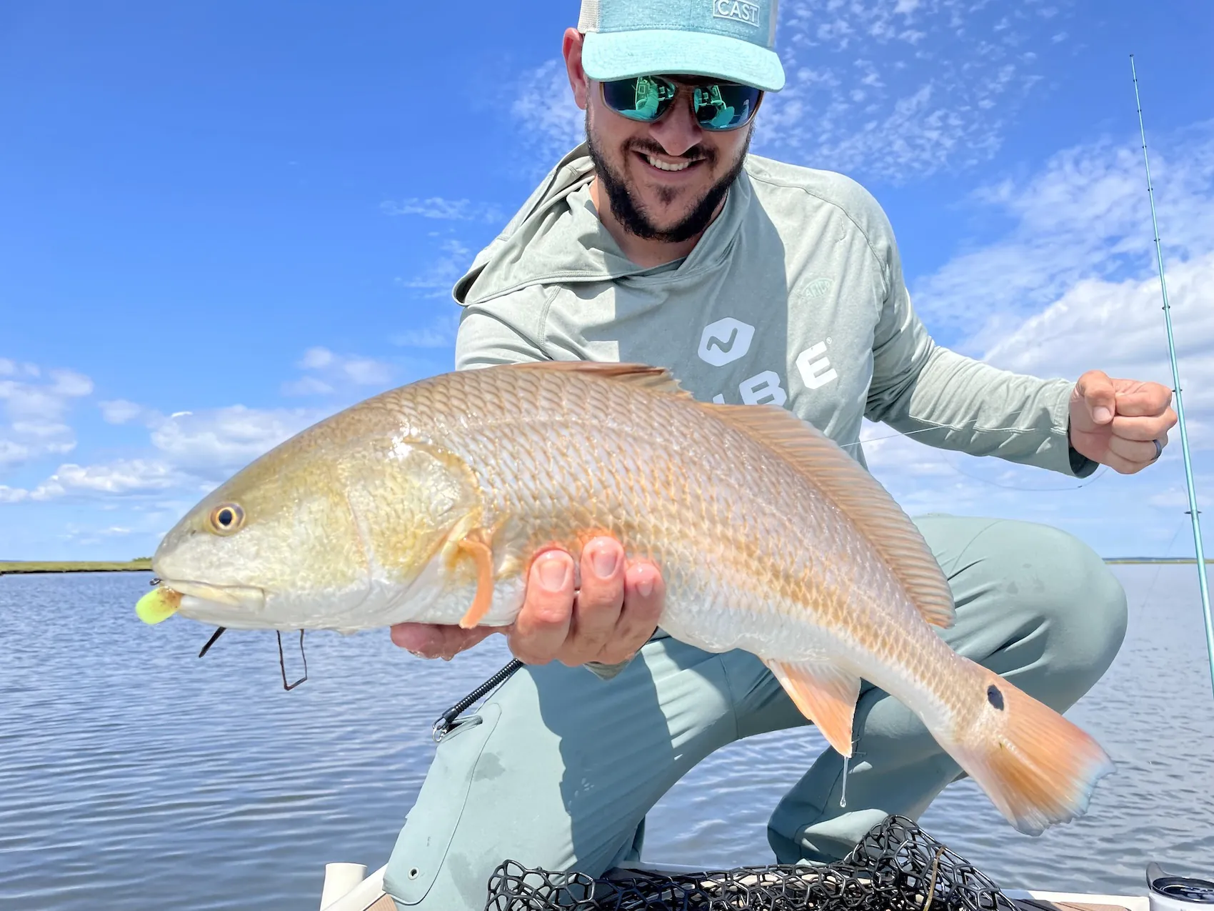 Un homme tenant un poisson rouge