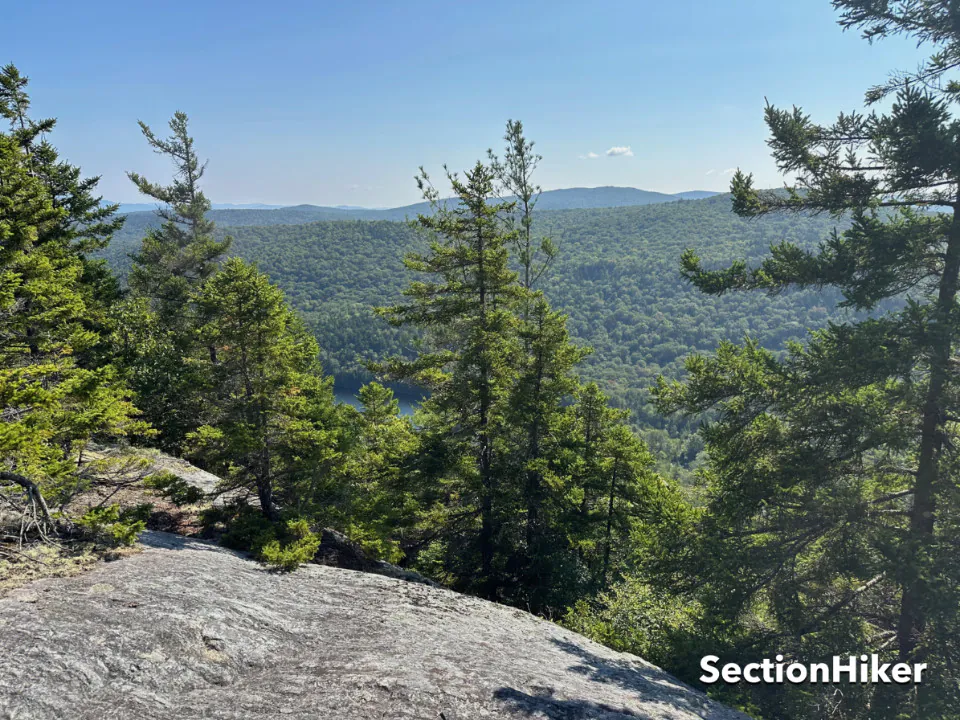 L'étang est visible depuis les rebords de la montagne verte