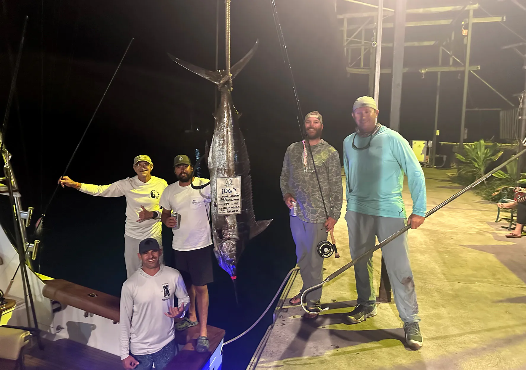 Un marlin de 106 livres sur une balance certifiée.