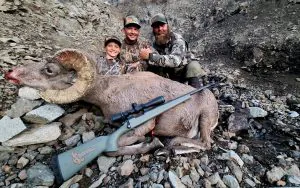 Un enfant de 11 ans devient le plus jeune chasseur à abattre un bélier à cornes dans le Wyoming