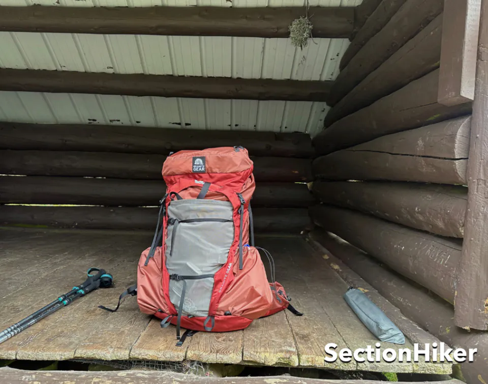 Le Granite Gear Crown3 40 est un modèle à enroulement avec un couvercle supérieur en option présenté ici