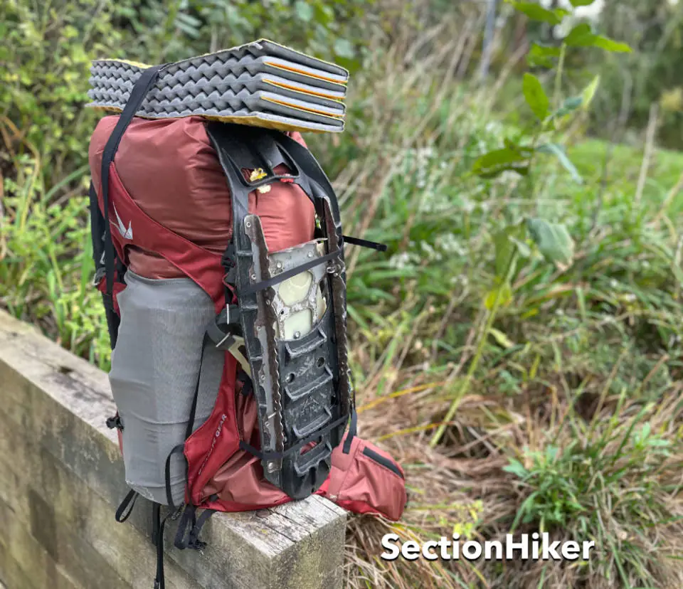 il est très facile d'attacher des raquettes sur les côtés du sac - configuration à enroulement illustrée
