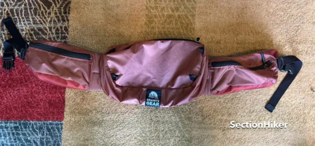 Le couvercle supérieur peut être attaché à la ceinture de hanche pour former un sac banane avec des poches de ceinture de hanche.
