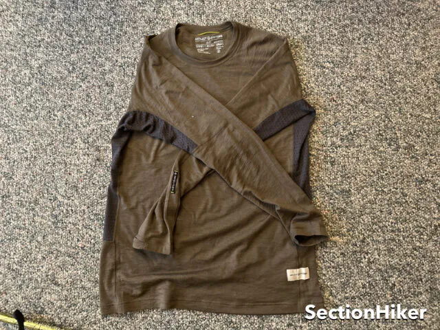 Le maillot Artilect Boulder 125 Base Layer Crew est doté d'un tissu perforé sous les bras et sur les côtés.