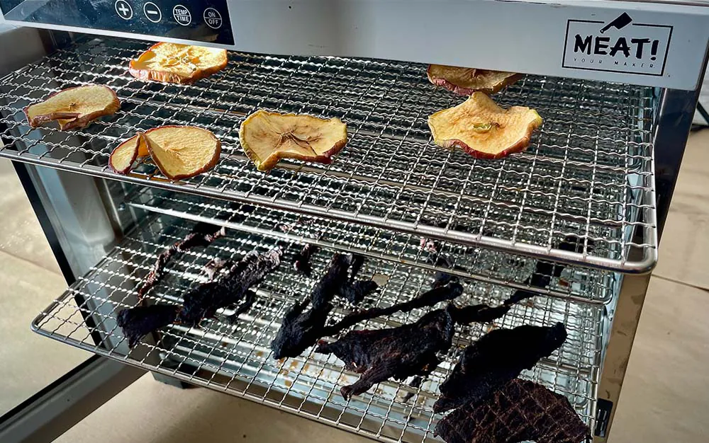 Pommes séchées et viande séchée dans le déshydrateur à 6 plateaux MEAT!, le meilleur déshydrateur global pour la viande séchée