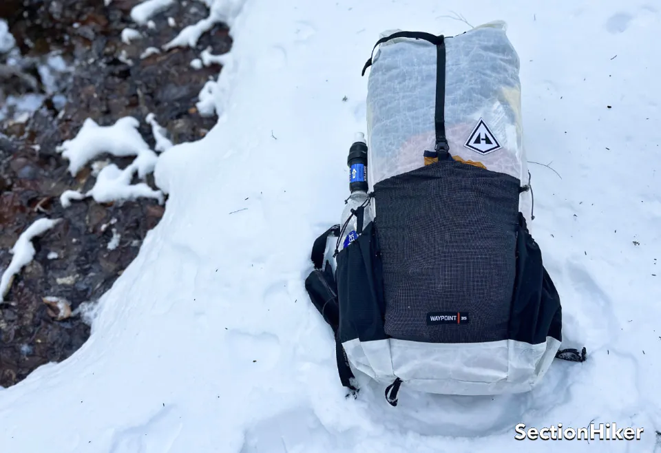 Le Waypoint 35 est doté d'une poche avant en maille extensible durable en Dyneema pour le renforcement