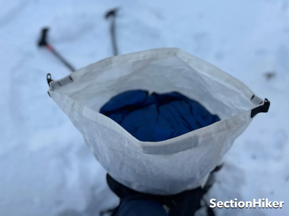 Le rolltop a un bord supérieur renforcé sans fermeture velcro