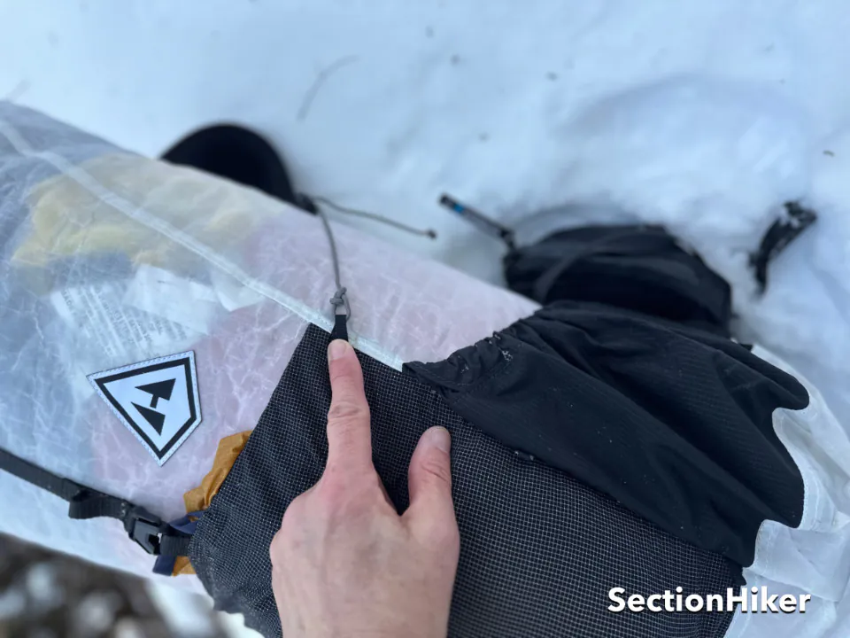 Il y a 6 petites boucles de sangle autour du périmètre de la poche avant extensible.