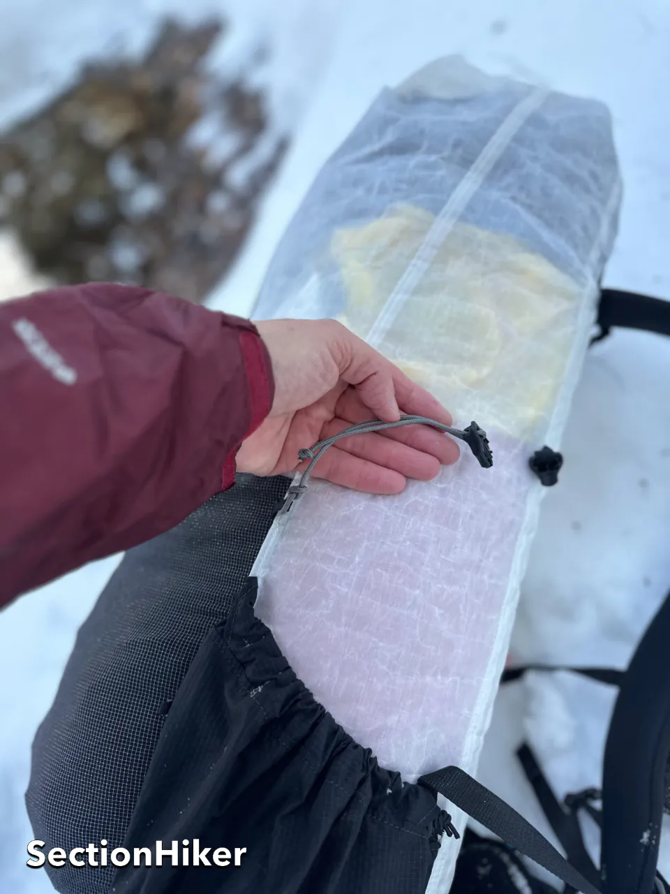 Le matériel en plastique à l’extrémité du cordon de compression latéral est une combinaison de lineloc et de boucle à presser.