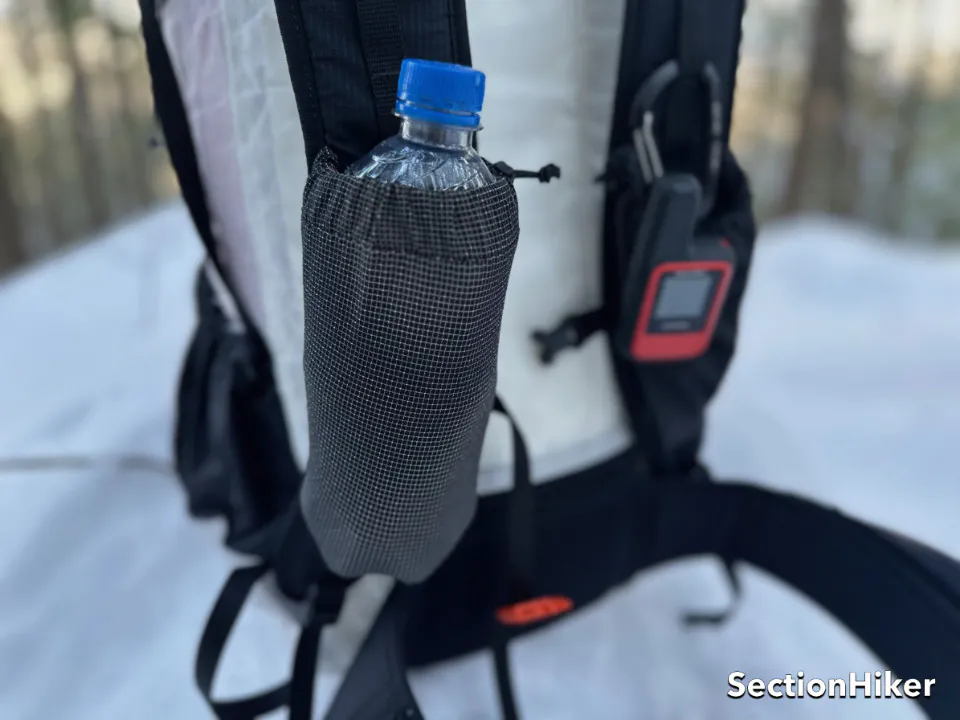 Chaque bandoulière est dotée d'une poche en filet Dyneema cousue sur le devant pour contenir des bouteilles, des appareils électroniques ou des collations.