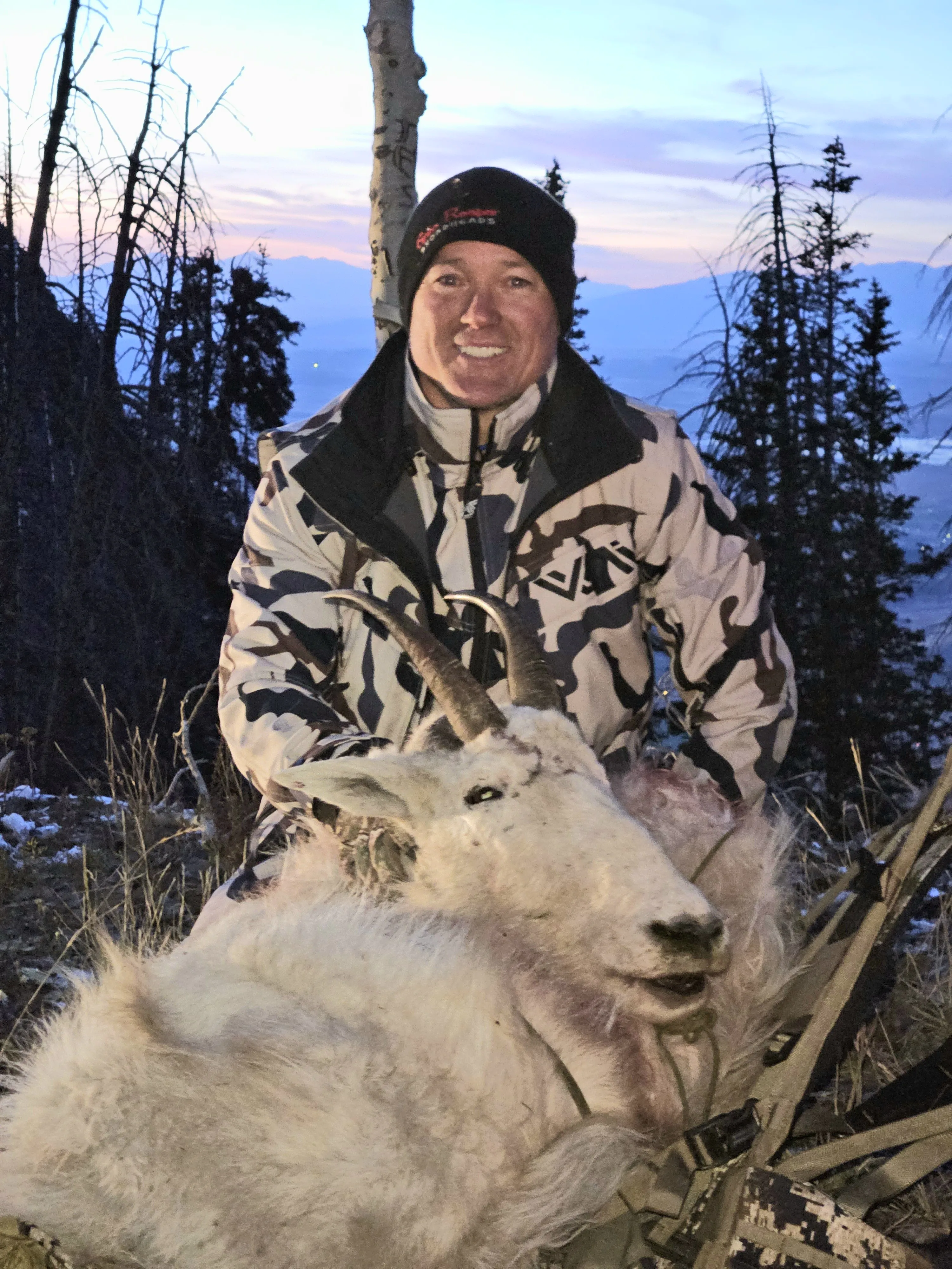 Justin Christensen pose avec la peau et la tête d'une chèvre de montagne.