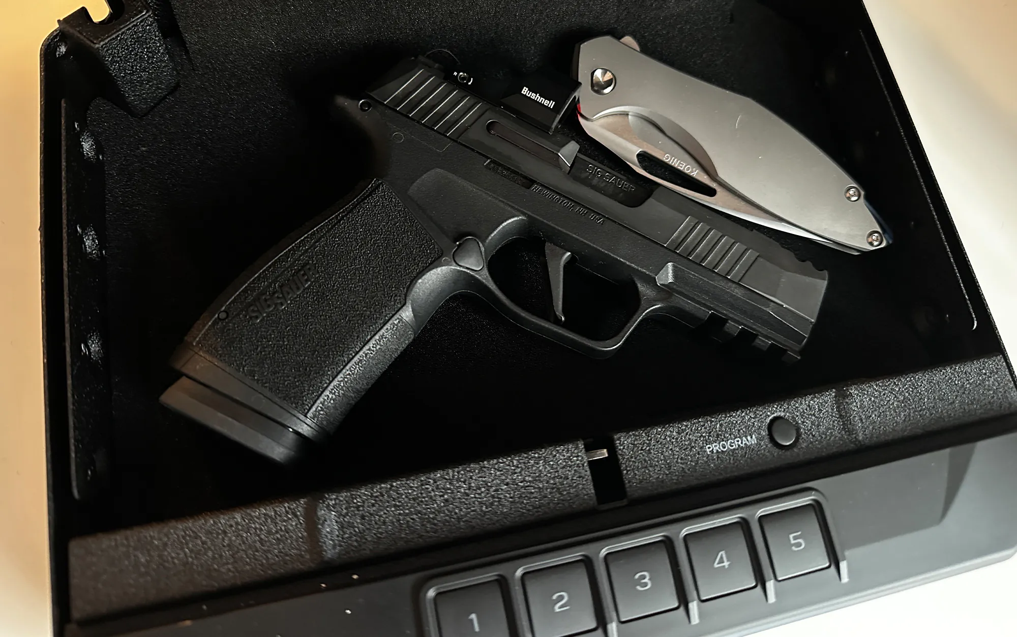 Le Vaultek a la taille idéale pour accueillir un pistolet et un couteau de poche.