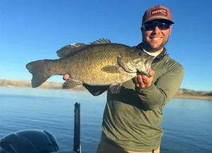 «J'étais incrédule.» Un guide de pêche publie l'achigan à petite bouche, un record en attente du Montana