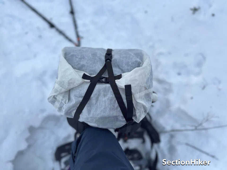 Vous pouvez attacher les extrémités du rouleau aux sangles le long des côtés ou attacher les extrémités ensemble sur le dessus du sac.