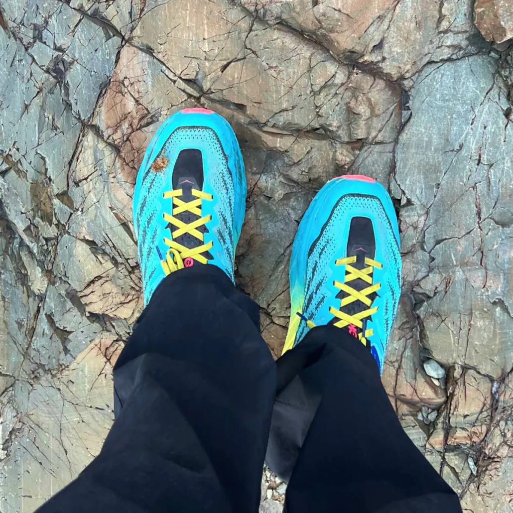 je porte des chaussures Hoka Speed ​​Goat 5 sur un rocher