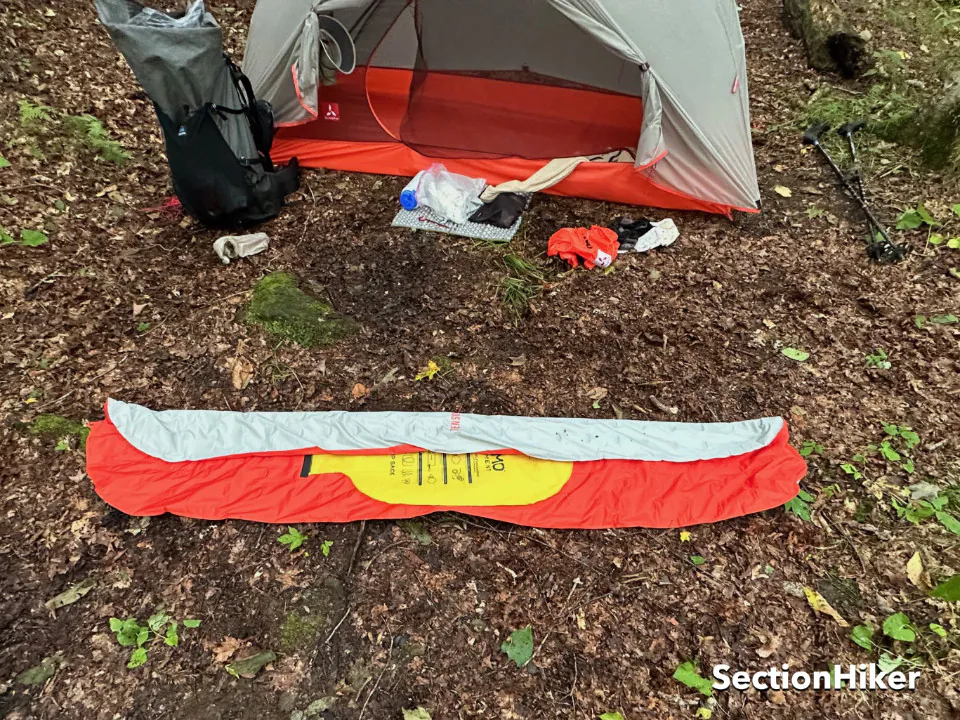 Le NEMO All-Season Tensor comprend un sac gonflable. Les deux s'enroulent très finement pour faciliter le rangement.