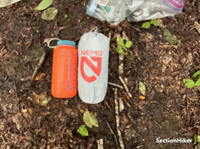 Le NEMO Tensor All-Season est incroyablement petit et n'est que légèrement plus grand qu'une bouteille Nalgene de 32 oz.