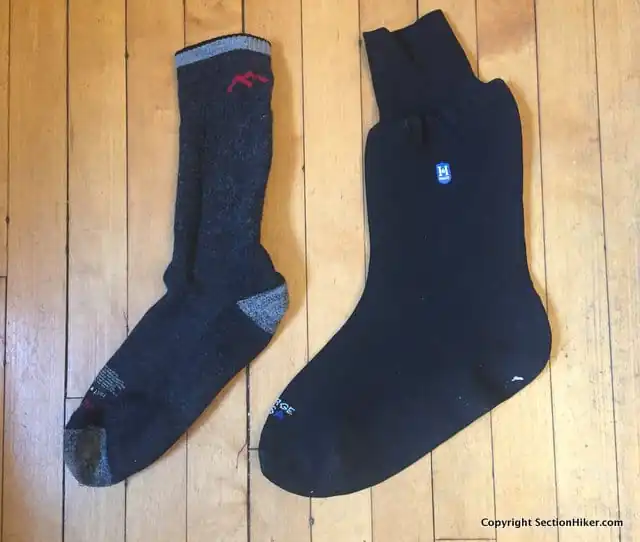 Les chaussettes imperméables Hanz ChillBlocker (à droite) sont isolées avec du polaire Polartec pour plus de chaleur, mais s'adaptent toujours aux chaussures de taille normale pour la randonnée par temps humide.