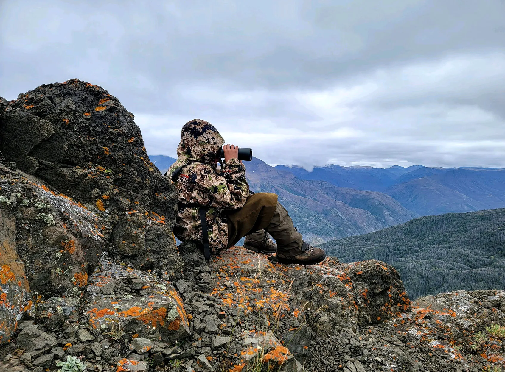 Un jeune chasseur à la recherche de gibier dans les montagnes.
