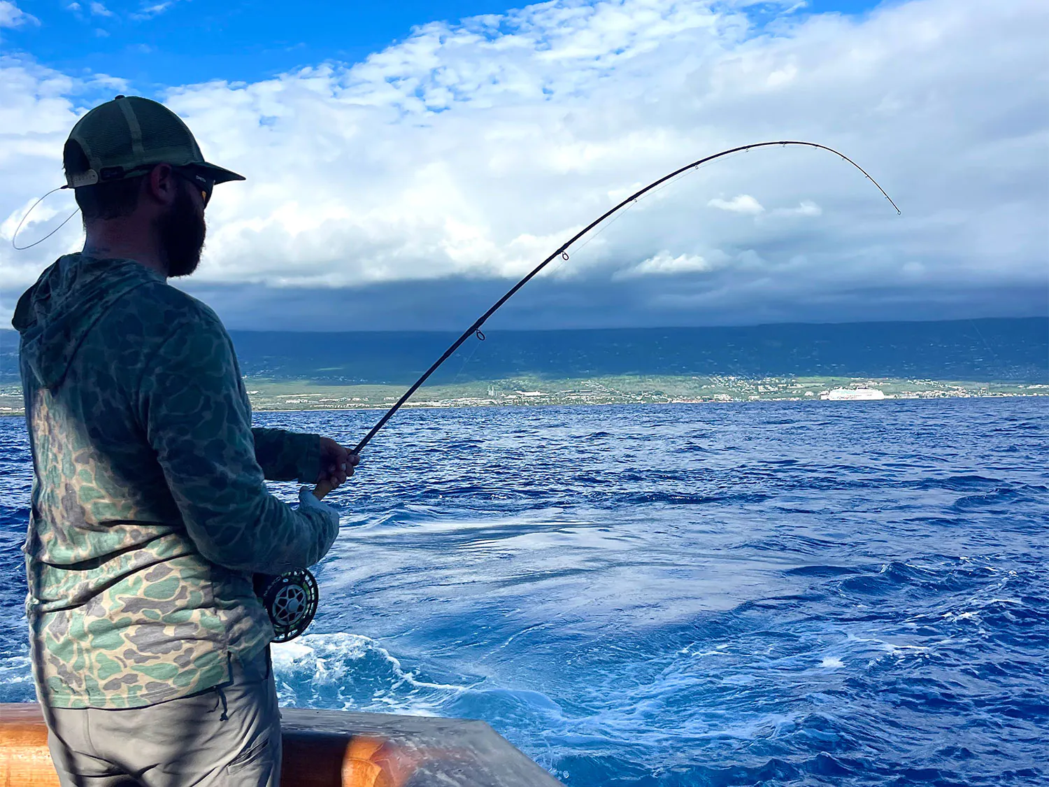 Un pêcheur à la mouche combat un marlin bleu.