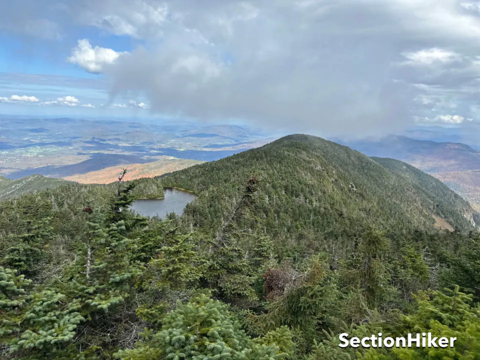 Le lac des Nuages ​​se trouve au sommet du sentier Hell Brook - vu depuis le sentier Adams Apple