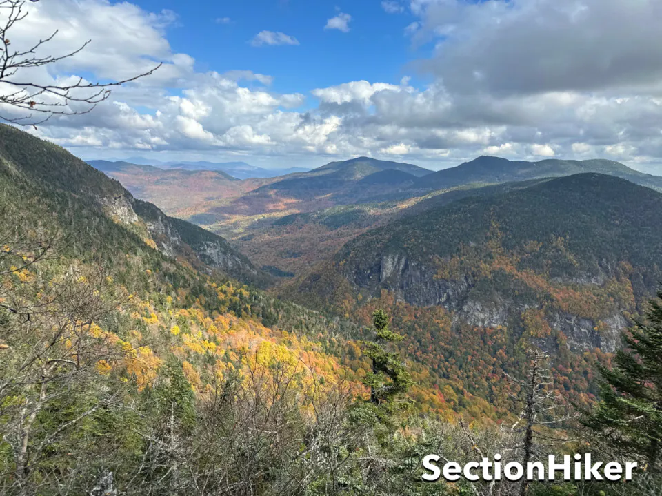 Vue de Smugglers Notch depuis le sentier Hell Brook Cutoff