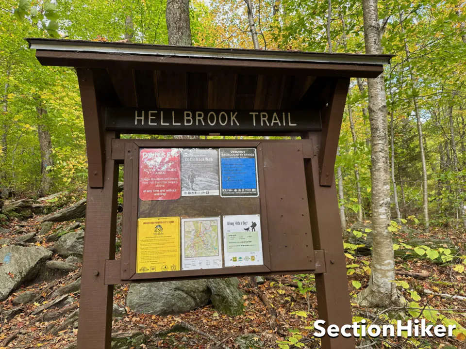 Le début du sentier Hell Brook se trouve sur la Rt 108, en face du parking Big Spring.