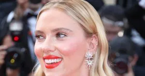 Les meilleures coiffures de Scarlett Johansson ajoutent une touche au vieux glamour hollywoodien